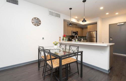 Lovely 3BR Apt With Balcony And Rooftop Pool Plus Views - Foto 14