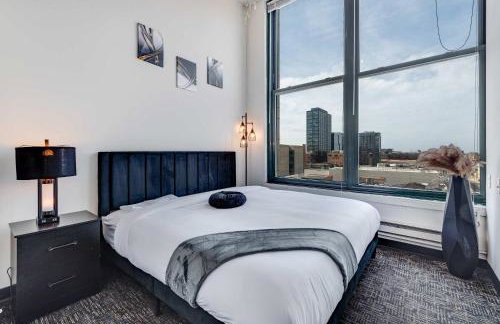 West Loop - City Views With In & Out Parking 1 - Photo 10