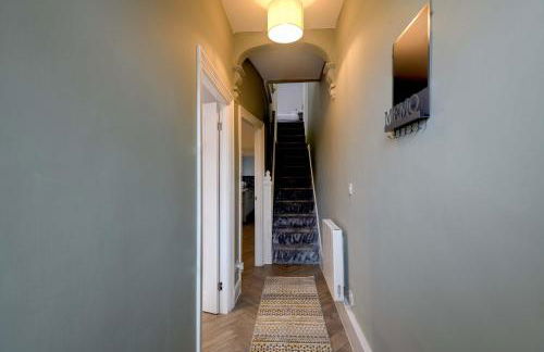 Spacious 3BR Home w Terrace - Ideal for Groups - Photo 13