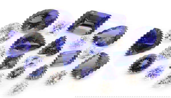 Um conjunto de diamantes e gemas preciosas