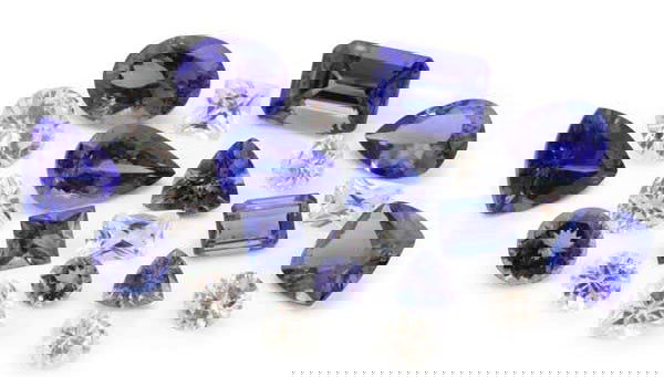 Un conjunto de diamantes y gemas preciosas