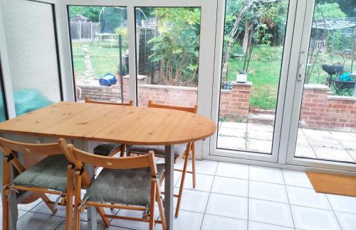 4 bedroom Home Family or Work Stay London - Photo 14