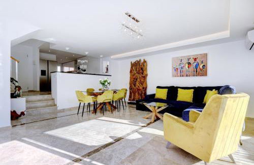 Luxury modern beachfront 3 bed gated community townhouse with pool, sun terrace, sea views close to all amenities - Photo 14