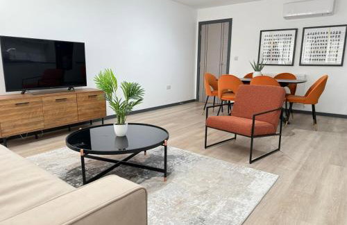 Elegant 2-Bed Apartment with AC, Sleeps 6, Free Parking, Netflix, WiFi, New build - Photo 23