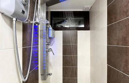 Fabulous Fiery Flat w body shower - Tylorstown - Foto 4