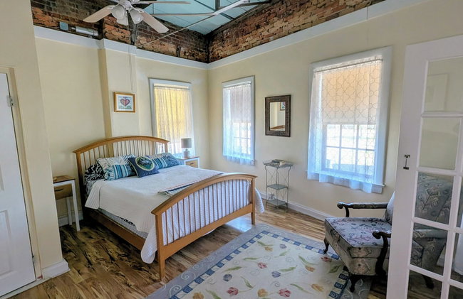 2 bed, 1 bath riverfront loft - Photo 31