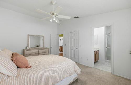 Cozy 2BR Mins to Lake Sumter Landing and Brownwood Paddock Square with BBQ, Workspace, Murphy Bed - Foto 9