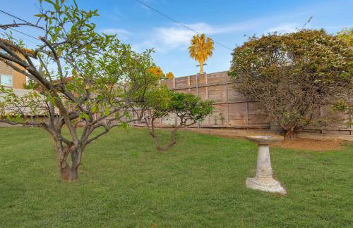 10 Min to the Beach Colorful Home Huge Yard - Foto 42
