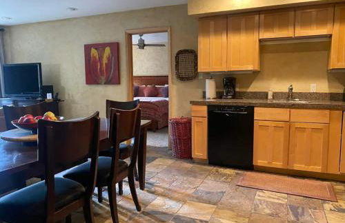 Best location in the heart of lions head, Ski lockers, jacuzzi and pool - Photo 11