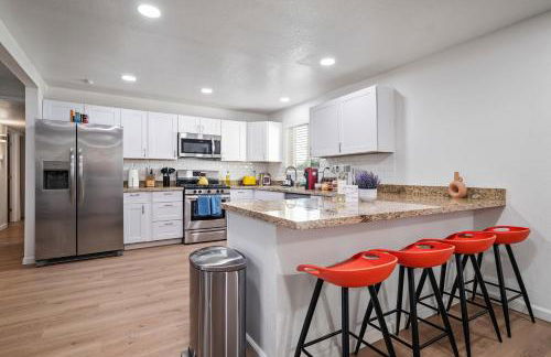 Gorgeous 4-bed home with Golf, Pool, & Hot Tub! - Photo 34