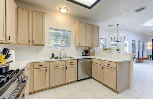 Amazing Getaway Home - 4 Bedrooms 2,5 Baths - West Houston, Katy, Richmond - Huge Pool, Mini-Golf, PingPong, Billards, BBQ, Katy Asian Town, Typhoon Waterpark, King Bed - Foto 34