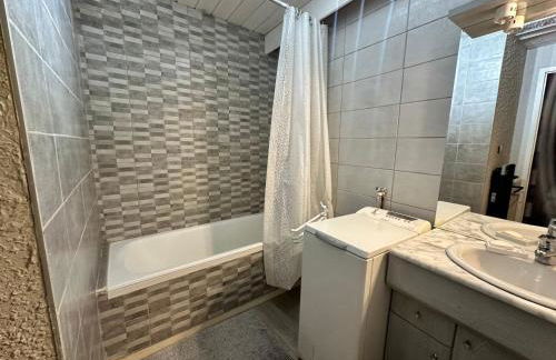 Appartement 2 pièces au pied des pistes de ski avec balcon et parking - FR-1-515-31 - Foto 9