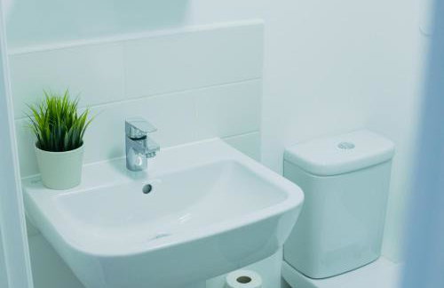 Contractors and Relocators Apt - Long Stay Savings - Fibre Optic Hi-Speed Wi-Fi - Multiple Free Parking Spaces - Netflix - Sleeps 4 - Foto 18