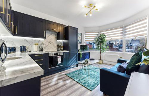 Stylish and Family Friendly 3 Bedroom Apartment - Photo 2