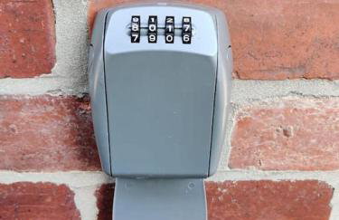 Superb 3 bed house, homely comforts close to supermarkets, with private parking on gated premise - Photo 38