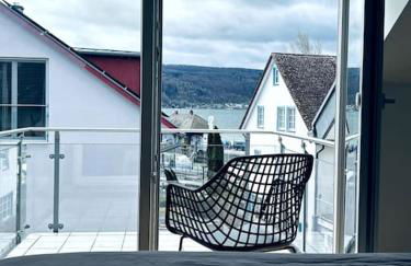 Lakefront View Entire Apartment with 2 bedrooms, 2 full bathrooms & Balcony Waterview - Foto 1