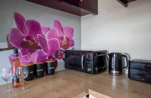 2BR Home Near Shops & Transport Links - Foto 13