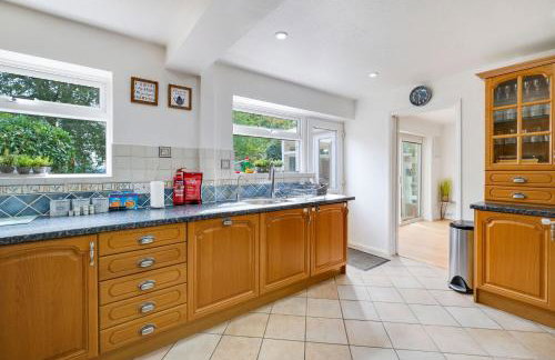 Luxury 5 BDR 2 BA House with Parking in Sandhurst By 360Stays - Photo 13