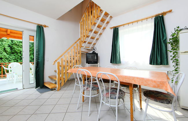 6 bedroom House in Balatonszárszó with garden and terrace - Photo 3