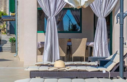 Gorgeous Home In Kresini With Wifi - Photo 14