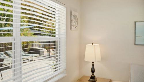 Prime Location Gateway with Pool & Patios, Near Beaches, Groceries and Restaurants - Foto 4