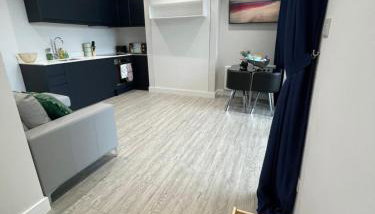 The Jungle Apartment - by Coastline Retreats - Jungle Themed Garden Apartment - Outdoor Bath - Next to Seafront - Childrens Toys - Superfast Wifi - Netflix - Disney - Foto 2