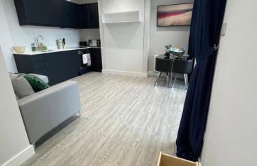 The Jungle Apartment - by Coastline Retreats - Jungle Themed Garden Apartment - Outdoor Bath - Next to Seafront - Childrens Toys - Superfast Wifi - Netflix - Disney - Foto 2