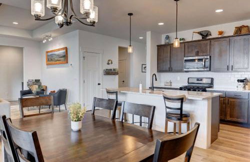 Scenic Modern Home with Private Patio & Fireplace - Foto 12