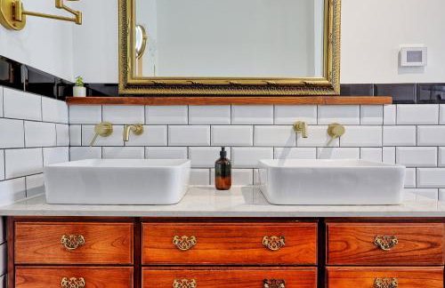 Spacious 4-Bedroom Home Near Station Seafront - Pass the Keys - Foto 49