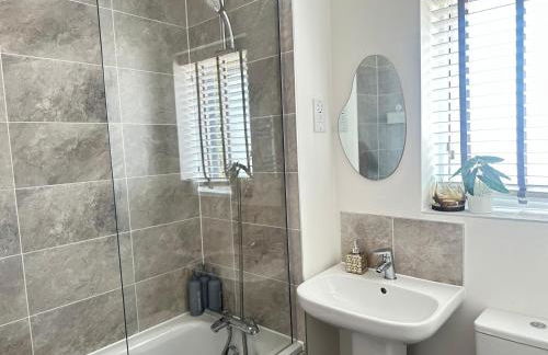 4 Bed House - Sleeps 7 - Pets - Parking - Wifi - Foto 6