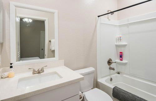 Serene 2BR Home with Premium Beds - Foto 66