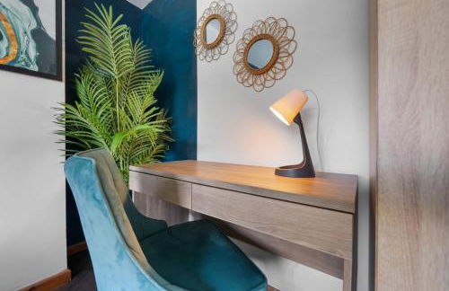 Practical Stays for Serious Workdays - Foto 12