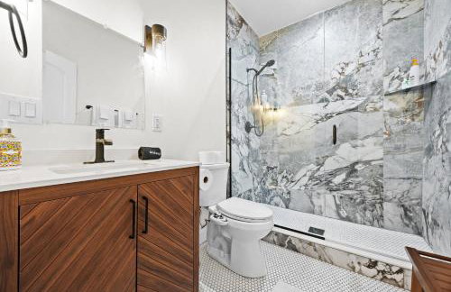 Elegant Manor w Private Yard & Modern Amenities - Foto 76