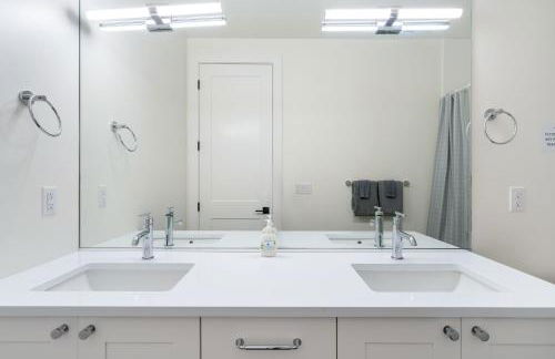 Elegant 3-Story House with Private Backyard in WA - Photo 26