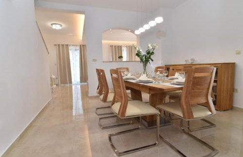 Villa Muskatel KRK -with heated covered pool - Photo 65