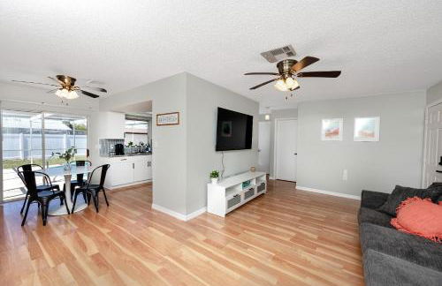 Sunny Escape: Vibrant Pool Home - Photo 11