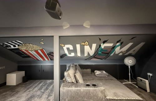 SK Stays Modern Luxury Home With Jacuzzi Bath & Cinema Room - Foto 34