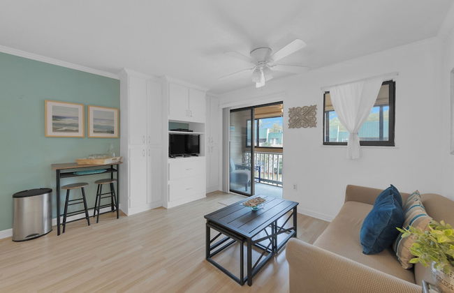 Beachy Days Escape - Cozy Haven Steps From Beach! - Foto 19