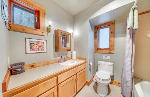 Riverfront Skykomish Cabin with Private Hot Tub! - Foto 11