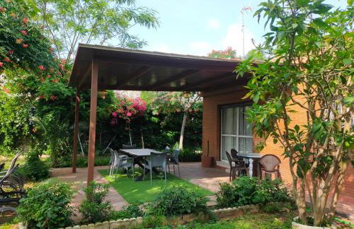 Precioso chalet próximo a Sevilla con jardín y piscina privada 8 personas Wifi gratis 2 salones 4 dormitorios 2 baños - Foto 50