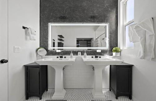 City Lights and Rooftop Nights by Rather Be Properties - Foto 26