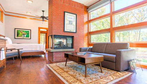 Frank Lloyd Wright-Style Cabin Rental with a Private Hot Tub near Dallas, Texas - Photo 2