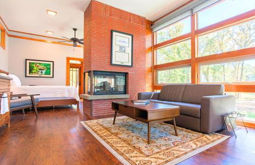 Frank Lloyd Wright-Style Cabin Rental with a Private Hot Tub near Dallas, Texas - Photo 2