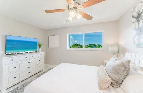 Across from Beach | Balcony • Pool • Parking • 2BR - Foto 23