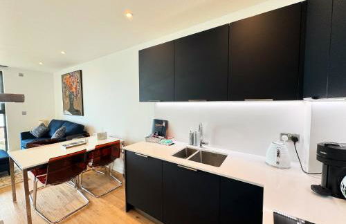 Stunning Beach Front Apartment with Sea views, FREE Parking & Balcony - Foto 14