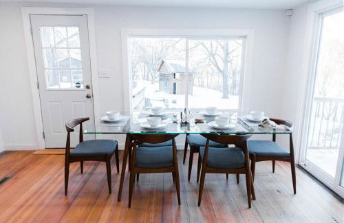 Rustic Luxe Creekside Retreat with Hot Tub and Fire Pit, Minutes From Hudson - Foto 19