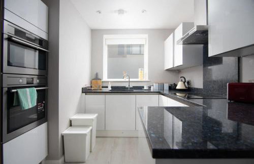 Deluxe Apartment near Cabot Circus w Parking sleeps 5 - Foto 7
