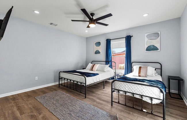 Inviting 4BR 2 5BA Downtown Home With Ample Space - Photo 21