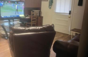 THE Clubhouse MASTERS GOLF THEMED 1 KING BED 1 BATH FURNISHED APARTMENT FULL SIZE KITCHEN FULL SIZE LEATHER PULL OUT SLEEPER SOFA IN LIVING ROOM & FULL SIZE LEATHER SOFA 1 GIG FIBER INTERNET DIRECTV PREMIUM PACKAGE ALL SPORTS & MOVIE CHANNELS & DVR - Foto 27