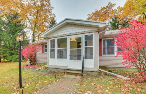 Cozy Houghton Lake Home with Fire Pit and Porch - Foto 20